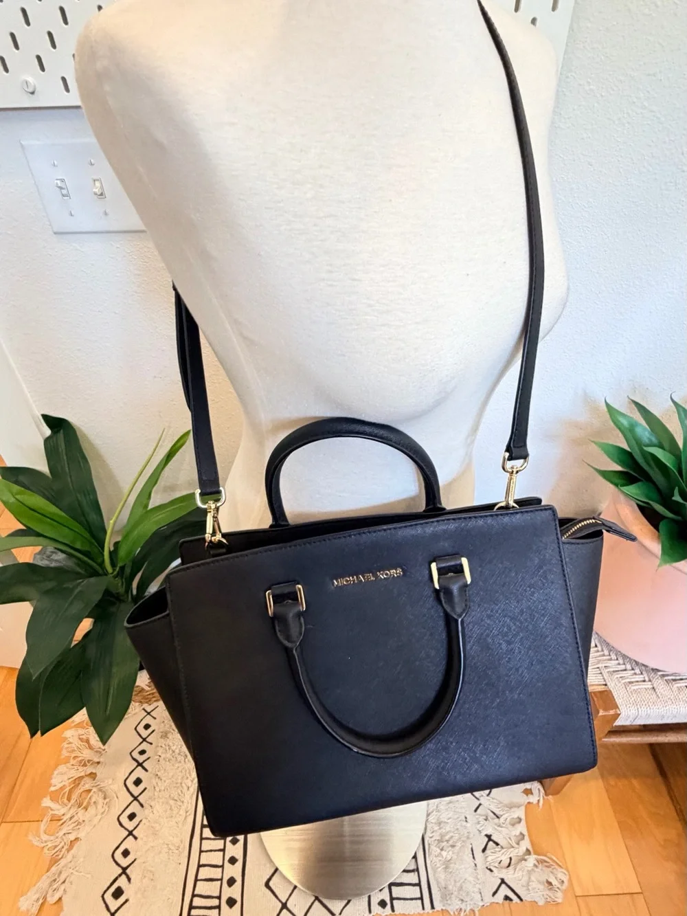 Michael Kors Selma Large Black Saffiano Leather Satchel Gold-Tone Hardware